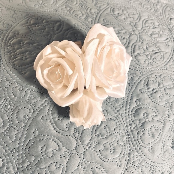 NIB~Romantic Silk Triple Rose Hair Clip - Picture 7 of 7